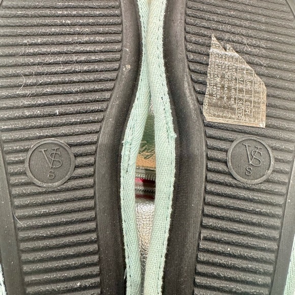 Victoria's Secret Slippers w/Cosmetic Bag - Picture 5 of 16